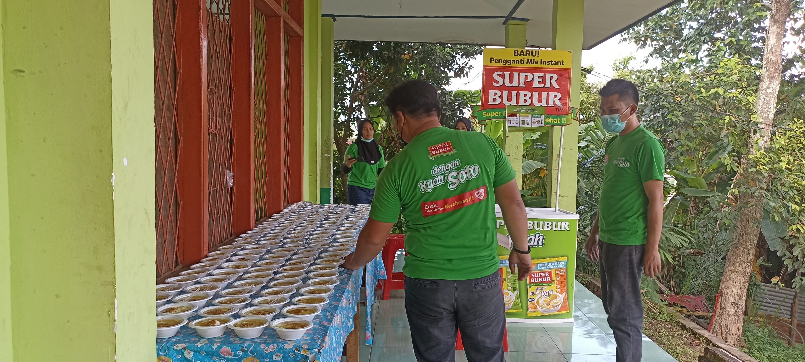 KUNJUNGAN DAN PEMBAGIAN BUBUR GRATIS UNTUK SANTRI DARI PT MAYORA