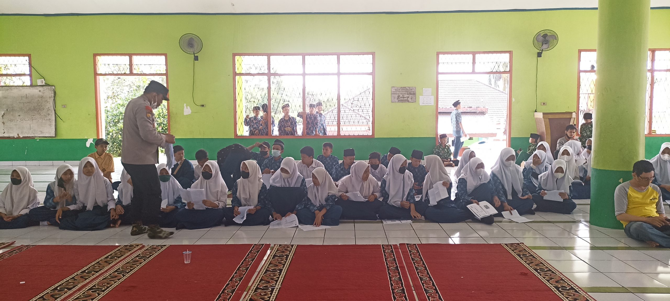 PELAKSANAAN VAKSINASI COVID-19 PADA SANTRI DAN VAKSIN DOSIS KE 3 PADA GURU OLEH POLRESTA SUKARAMI PALEMBANG