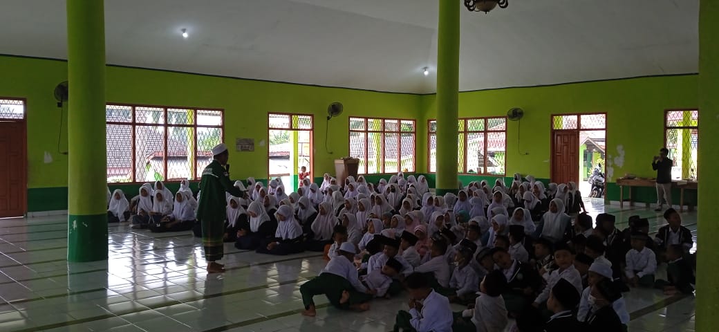 PEMBEKALAN SANTRIWAN/SANTRIWATI BARU PONDOK PESANTREN SULTAN MAHMUD BADARUDDIN