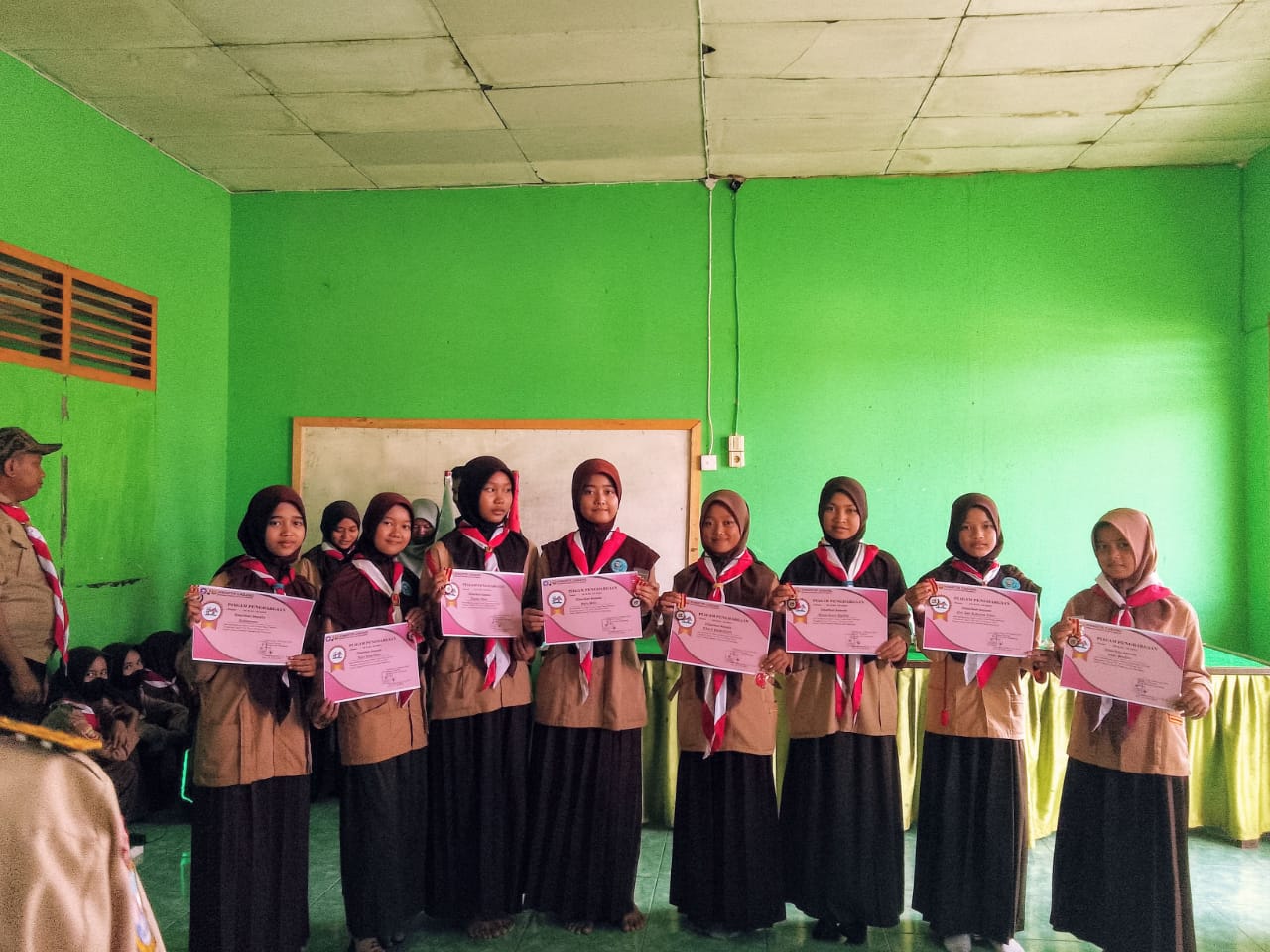 PENYERAHAN PIAGAM PENGHARGAAN LOMBA TINGKAT III KOTA PALEMBANG  OLEH KWARAN SUKARAMI
