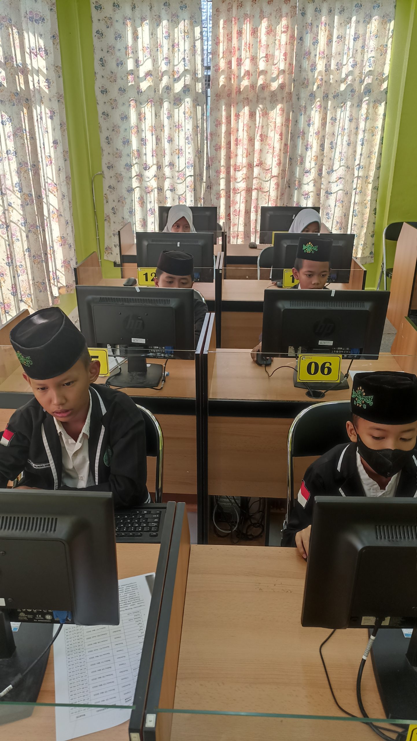 PELAKSANAAN UJIAN SATUAN PENDIDIKAN BERBASIS KOMPUTER TINGKAT ULA/MI PONDOK PESANTREN SULTAN MAHMUD BADARUDDIN