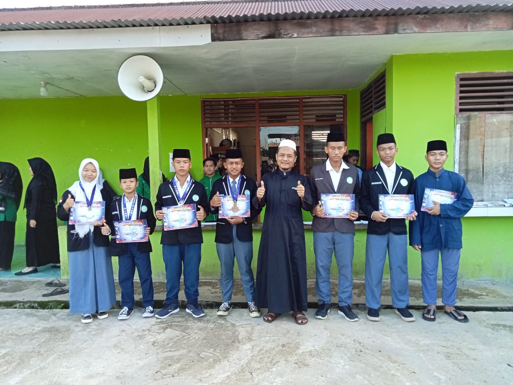PEMBERIAN PENGHARGAAN SANTRI BERPRESTASI DALAM KEJUARAAN PENCAK SILAT TINGKAT NASIONAL SRIWIJAYA CHAMPIONSHIP 1