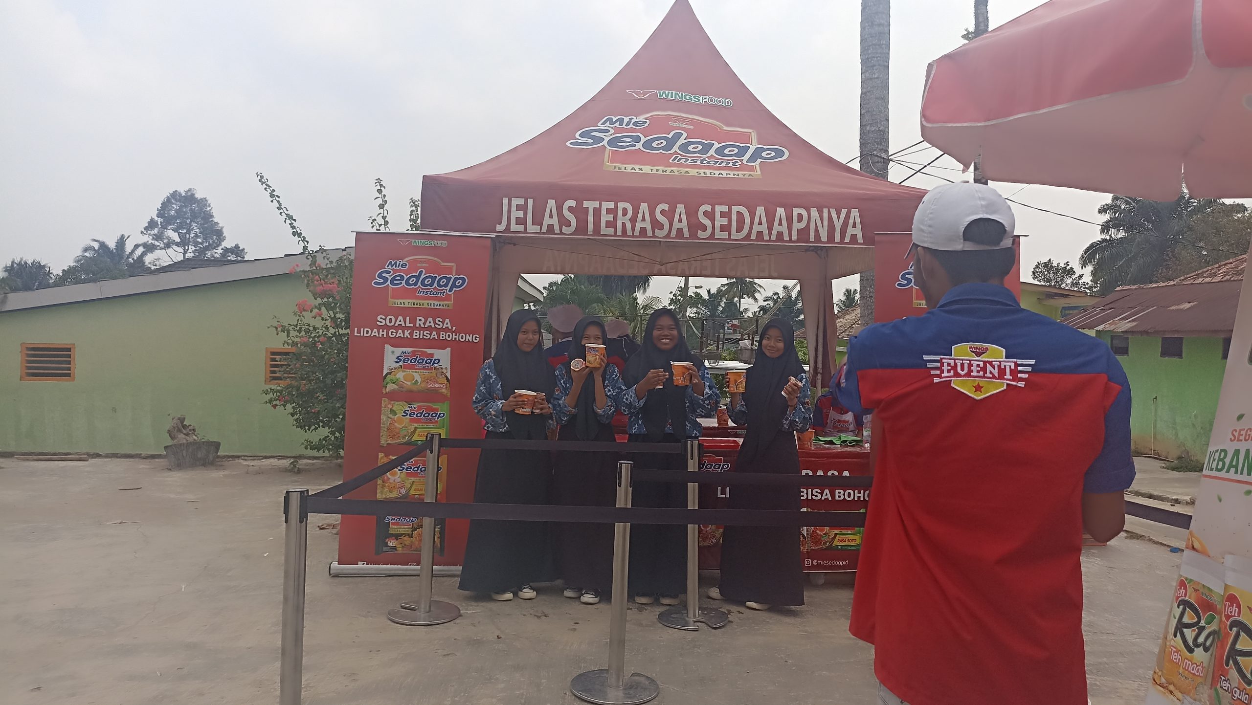 ACARA BAKTI SOSIAL DARI PT MIE SEDAAP DAN PT MAYORA DI PONPES SULTAN MAHMUD BADARUDDIN