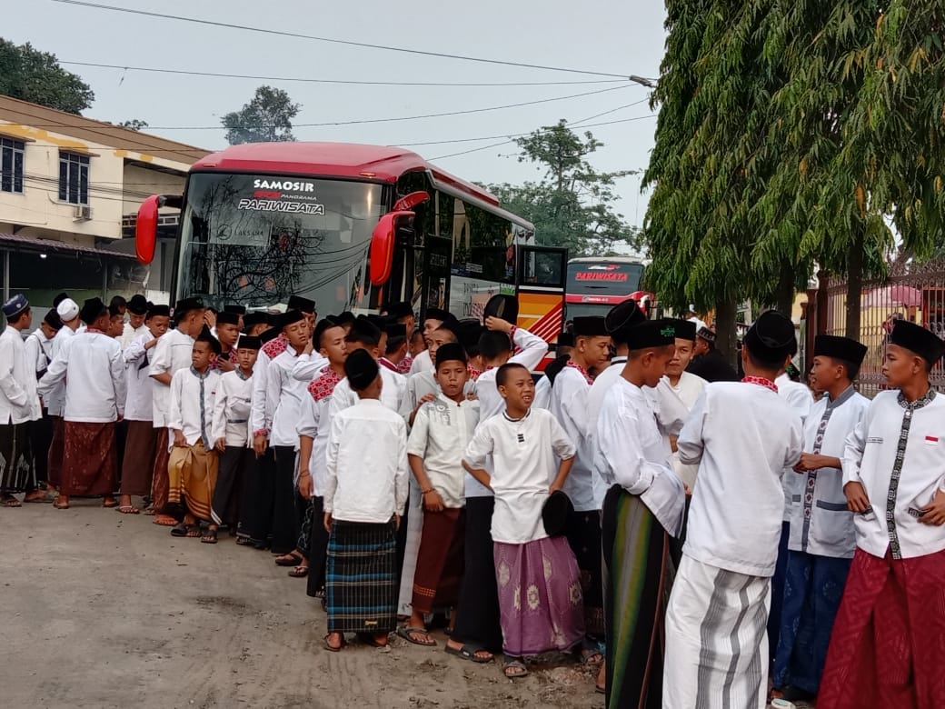 RIHLAH DAN KUNJUNGAN KE MAKAN KESULTANAN PALEMBANG DALAM RANGKA MEMPERINGATI HARI SANTRI NASIONAL TAHUN 2023/2024