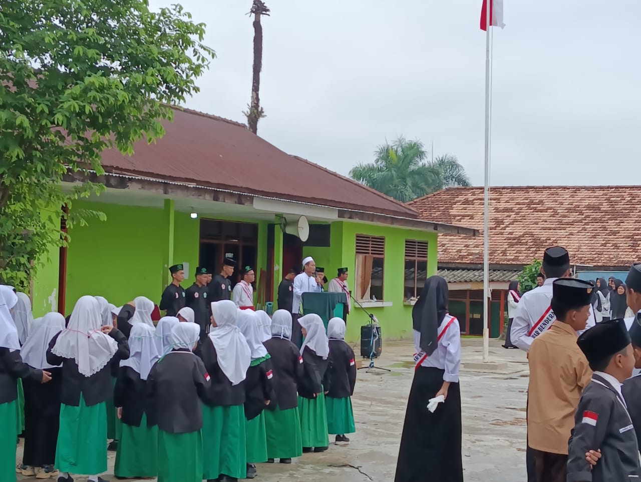 UPACARA PERINGATAN HARI GURU NASIONAL TAHUN 2023 DI PONPES SULTAN MAHMUD BADARUDDIN